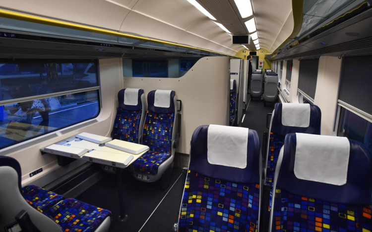 Tűzoltók szállítják le az utasokat a ceglédi vonatról