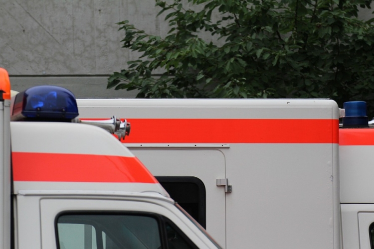 Frontálisan összeütközött két busz Bajorországban, 40 sérült