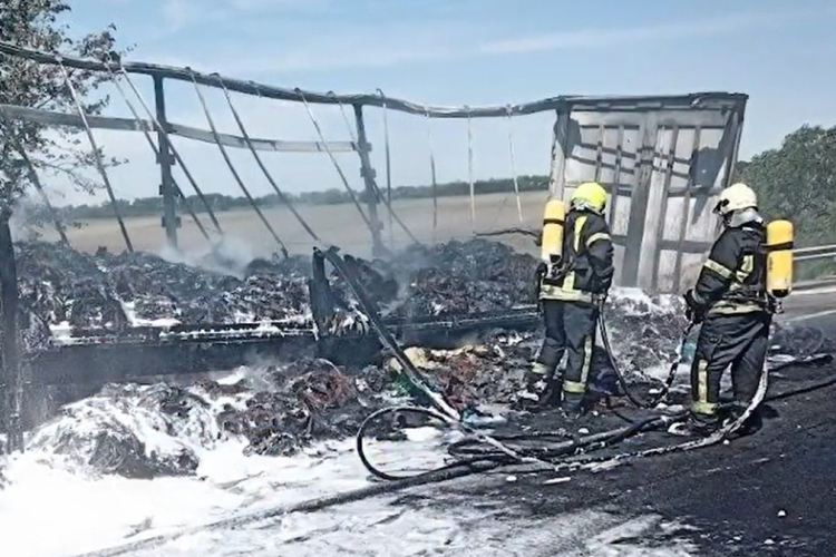 Így égett ki pár perc alatt teljesen egy kamion az autópályán