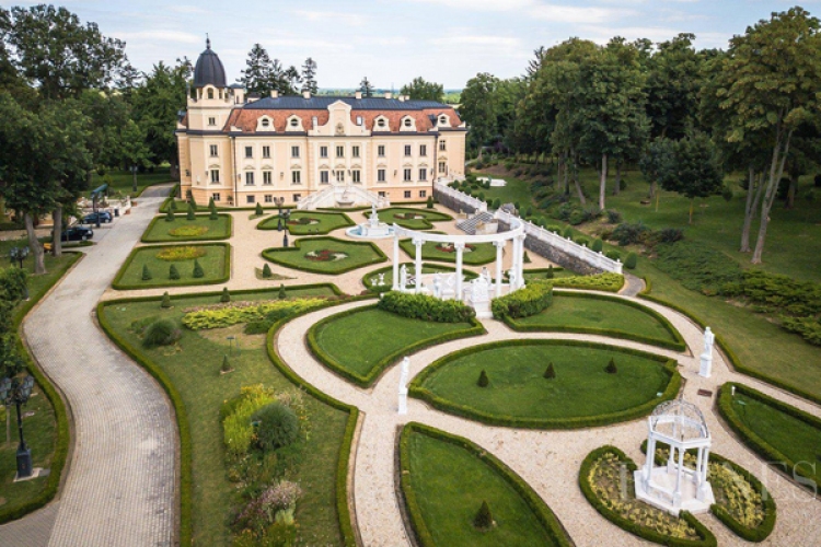  8 milliárd 171 millió forintért adja el kastélyát a magyar származású milliárdos 