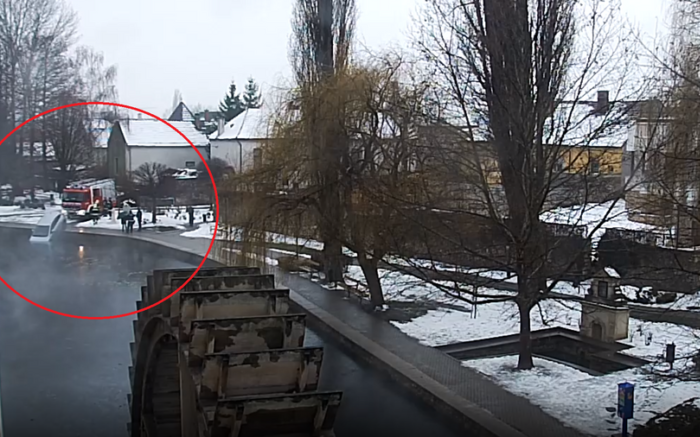 Tóba csúszott egy autó Tapolcán 