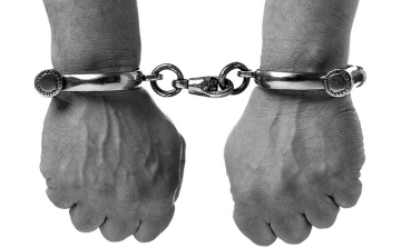 Rablópárost fogtak el Győrben: többek között benzinkutat, dohányboltot raboltak