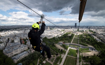 Lélegzetelállító drótkötélpálya nyílt az Eiffel-toronyról