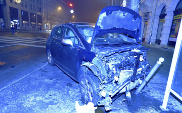 Súlyos, frontális karambol az Andrássy úton 