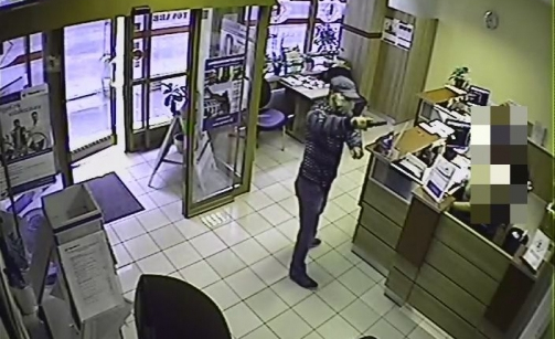 Fegyverrel rabolt egy győri takarékszövetkezetben 