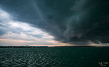 Viharjelzéssel védené a biztonságot a Balatoni Szövetség