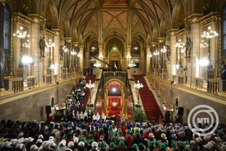 Nyolcszáz hátrányos helyzetű gyereket láttak vendégül a Parlamentben