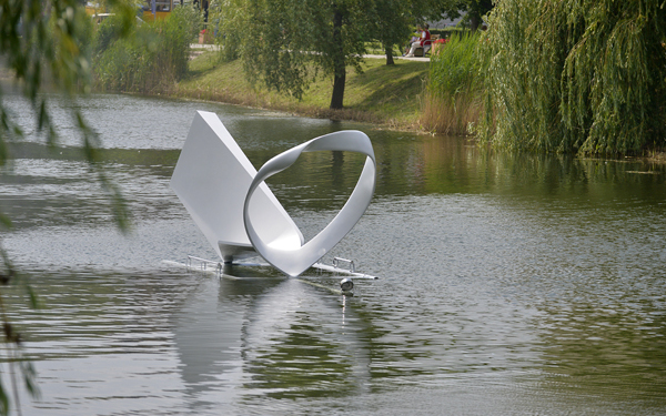 „HULLÁMSZOBOR” RINGATÓZIK AZ ADYVÁROSI TAVON