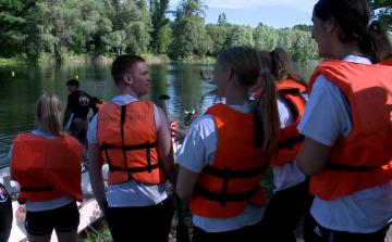 Sárkányhajóba pattantak a diákok