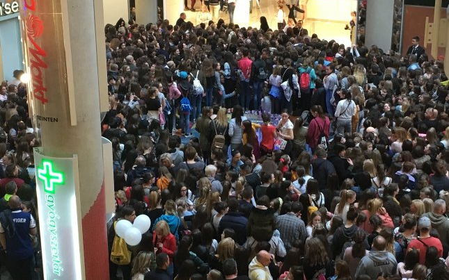 Tinik tiporták egymást a budapesti plázában