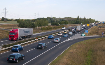 Tömegkarambol az M1-esen, lezárták az autópályát