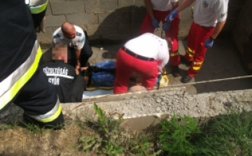 Elvesztette egyensúlyát munkagödörbe esett 