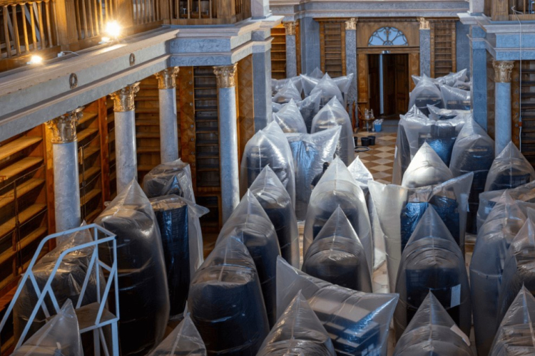 Gőzerővel dolgoznak a pannonhalmi könyvtár megmentésén