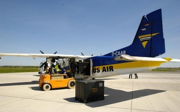 Munka a kánikulában: 55 fokos a beton a péri reptéren