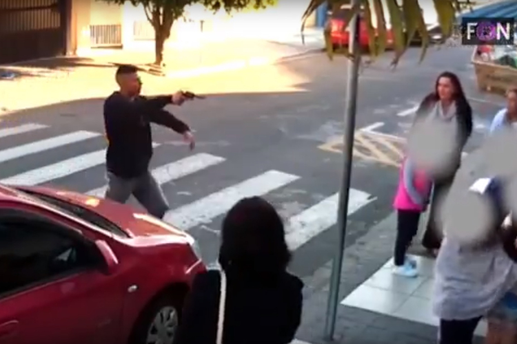 Gyerekekre fogott fegyvert egy férfi Sao Paulo-ban 