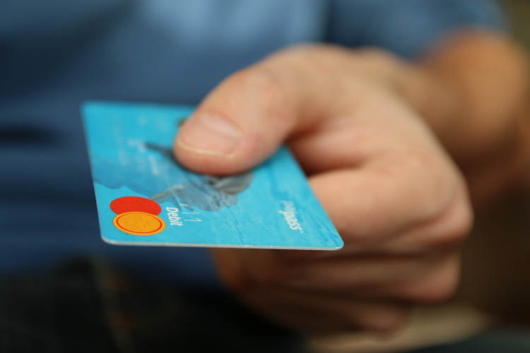 Több mint 30 millió forintot csalt ki párjától