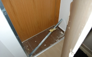 Falon át tört be a szomszéd lakásba a 24 éves férfi