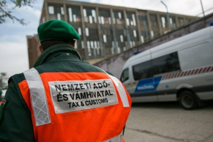 Hamis ruhák a teherautóban – 125 millió forintos fogás az autópályán