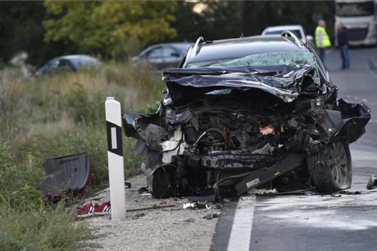 Ketten meghaltak kamion és személyautó ütközésekor Sörédnél