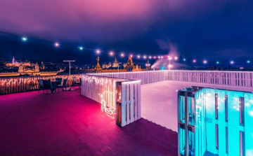 Korcsolyapálya nyílt a magasban Budapesten 