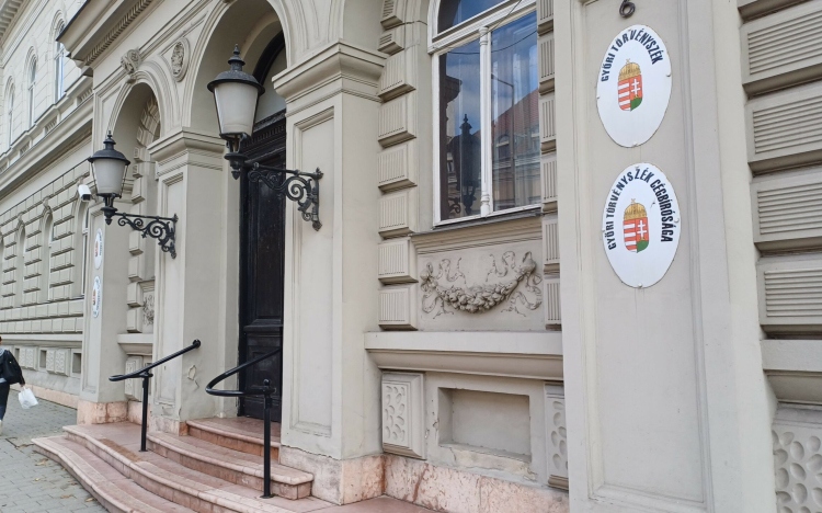 Kábítószert árult a győri család