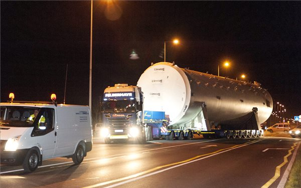 Túlméretes szállítmány halad április 10-től négy éjjel a 81-es úton