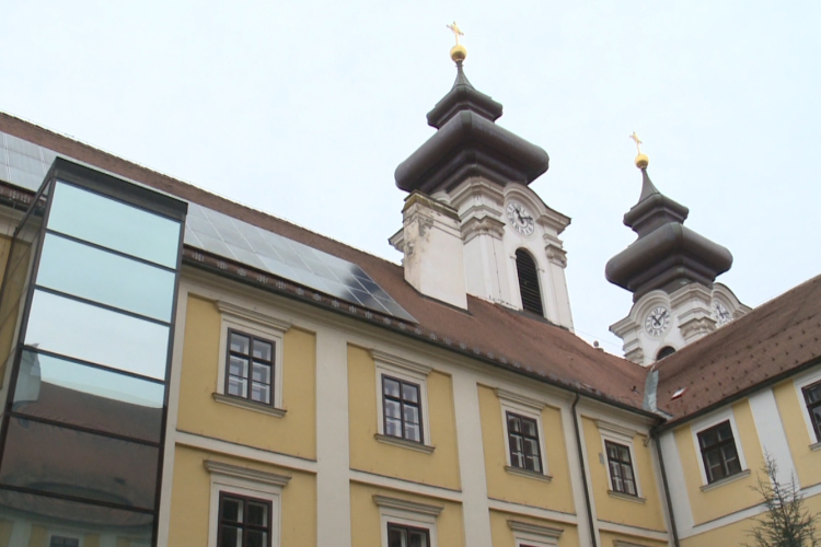 Tetőcsere a Bencés Rendház és templomban