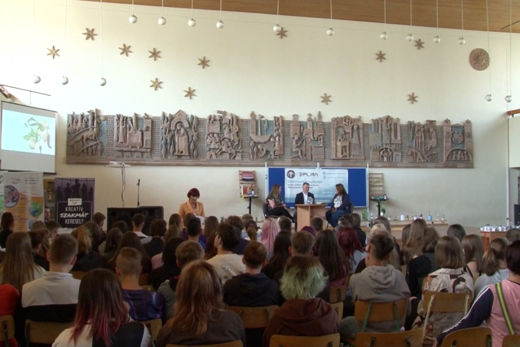 Bezöldült az iskola