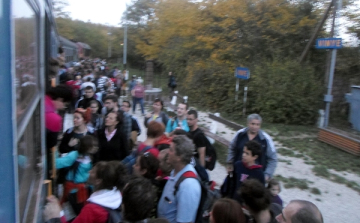 Ritkán látott tömeg a Bakony vasúton - Fotók