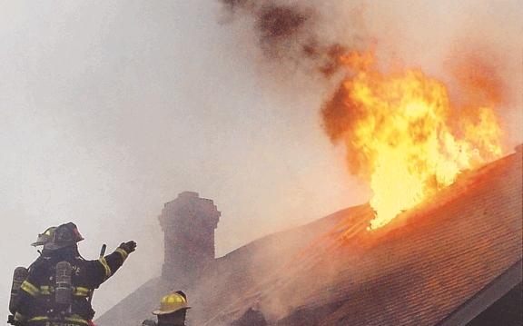Leégett a Bedő Pékség Ménfőcsanaki üzemének tetőszerkezete, a tűzoltók kárszakértői még a helyszínen vannak! 