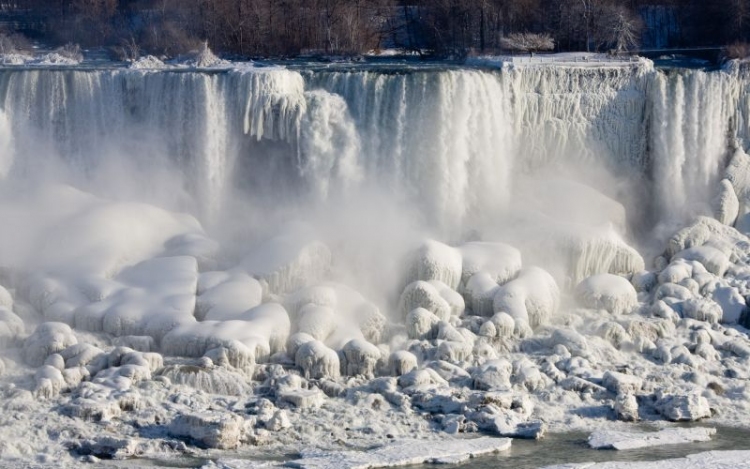 A nagy hidegben befagyott a Niagara amerikai fele