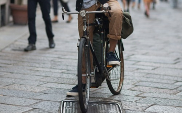 Pénteken Győrben is péksüteménnyel, gyümölccsel várják a bringásokat a BAM! kampány keretében 