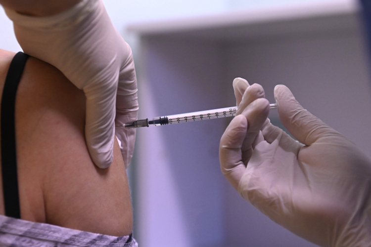 Meghaladta a négymilliót beadott oltások száma az Egyesült Királyságban