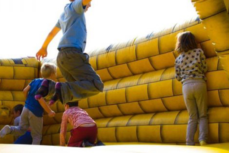 Belehalt sérüléseibe egy kislány, aki hat métert repült a felrobbanó ugrálóvárból