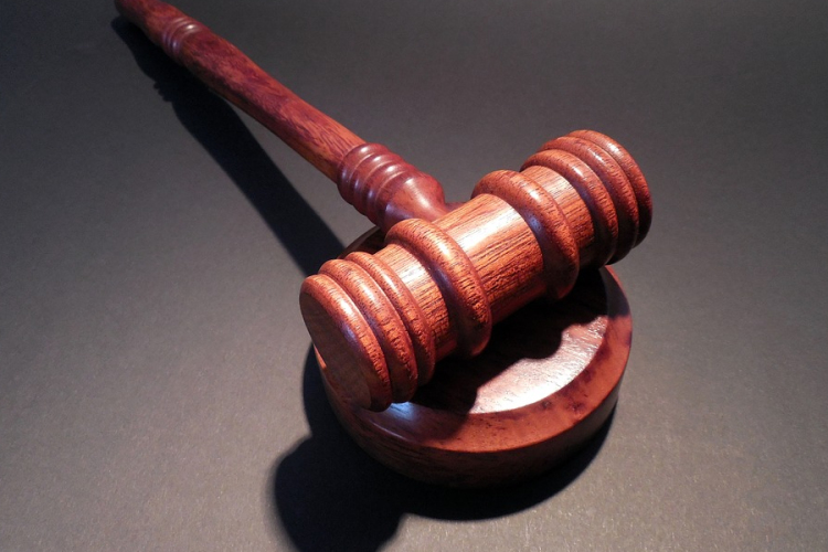 Vádat emeltek egy nővel szemben, aki vita után halálra gázolta a férjét