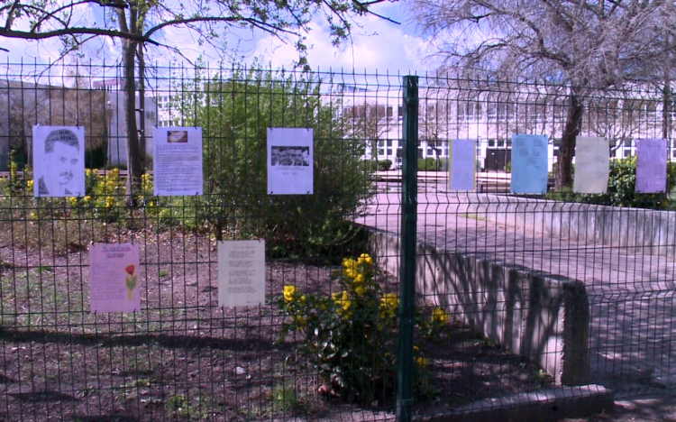 Színes lapokra írtak verseket a diákok a költészet napján