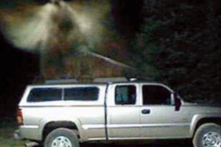 Lélegzetelállító! Egy angyal lebegett a teherautó felett