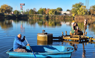 Kiemelték a tóból az úszó szökőkutat (VIDEÓ)