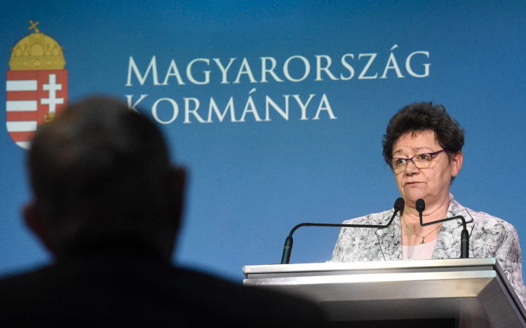 Komoly felhívást közölt az országos tisztifőorvos: Tartsák be a szabályokat és viselkedjenek felelősen