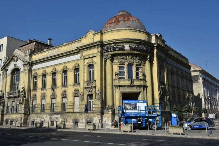 Leier kéz alatt a győri MTESZ- székház