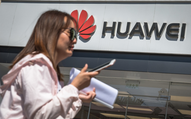 A Huawei több alkalmazottja is részt vehetett katonai kutatásokban, fejlesztésében