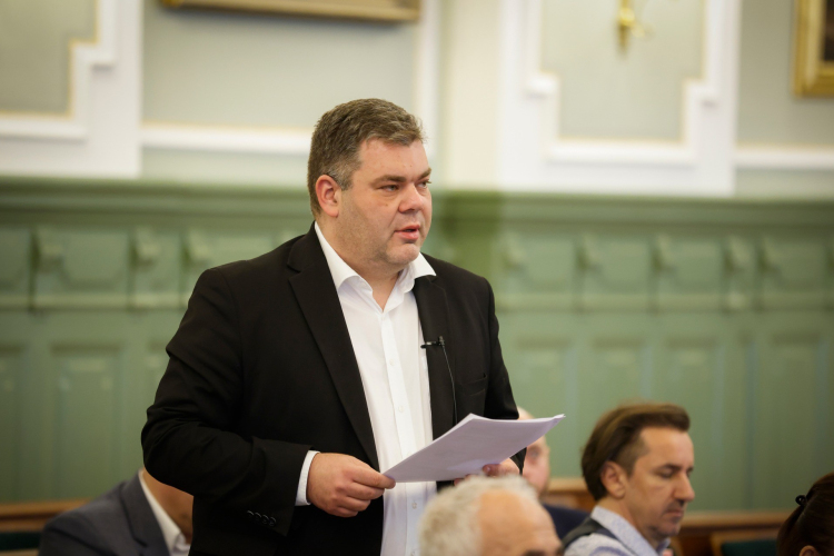 Két ügy Pintérékkel szemben