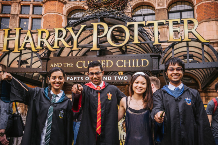 Több mint nyolcezer fontért árulnak jegyeket a Harry Potter-színdarabra Londonban