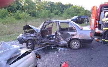 Két autó ütközött reggel a 82-es főúton, Győr és Nyúl között - Fotók