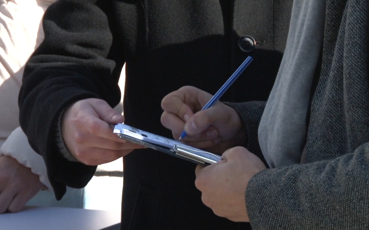 Folyamatosan gyűjtik az aláírásokat