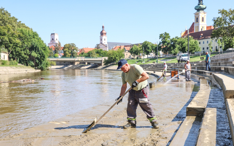 Takarítják a győri vízpartokat az áradás után