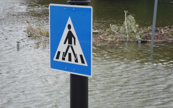 Árvíz - Újra lehet közlekedni az 1-es főúton Komárom és Győr között