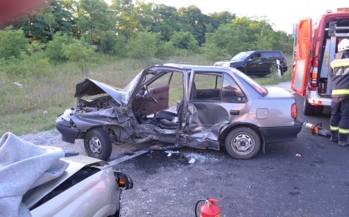 Két autó ütközött reggel a 82-es főúton, Győr és Nyúl között - Fotók