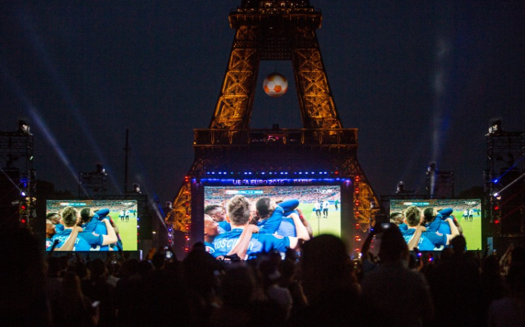 Bezár az Eiffel-torony