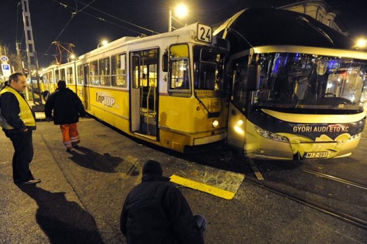 Villamossal ütközött a Győri ETO busza 